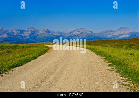 Une image paysage de la route de gravier vers l'rockey montagnes de l'Alberta Canada Banque D'Images