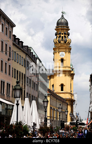 Heatiner clocher de l'Église et de l'horloge, l'éclairage de rue, Munich, Haute-Bavière, Allemagne, Europe Banque D'Images