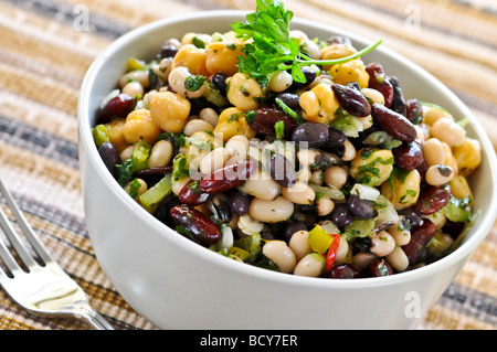 Salade végétarienne de divers haricots dans bol, Close up Banque D'Images