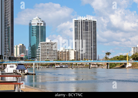 Sur les toits de la ville sur la rivière avec le pont de la route menant au centre ville de Surfers Paradise Queensland Australie Banque D'Images