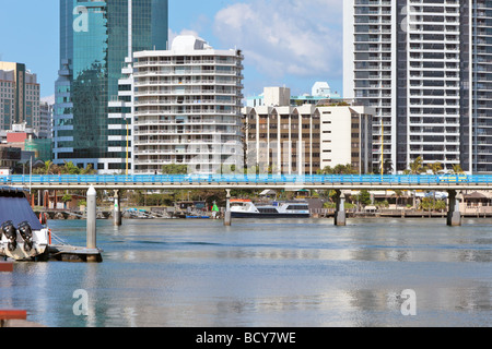 Sur les toits de la ville sur la rivière avec le pont de la route menant au centre ville de Surfers Paradise Queensland Australie Banque D'Images