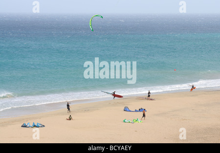 Kite surfeurs sur la plage Playa de Sotavento de Fuerteventura, Espagne Banque D'Images
