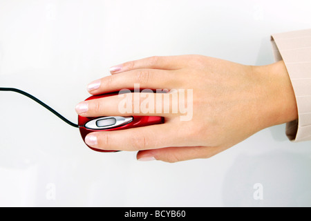 Frauenhand mit Computermaus souris d'ordinateur avec la main femme Banque D'Images