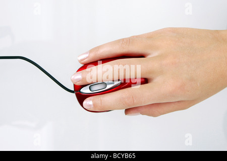 Frauenhand mit Computermaus souris d'ordinateur avec la main femme Banque D'Images