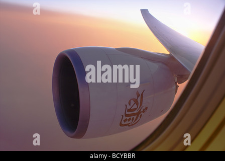 Une vue de la fenêtre d'un Boeing 777 au cours de l'Emirates moteur à réaction de l'aile et au coucher du soleil Banque D'Images