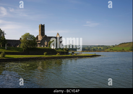 14e siècle Abbaye de Timoleague sur le bord de la Baie d'Courtmacsharry, tour du lac, dans le comté de Cork, Irlande Banque D'Images