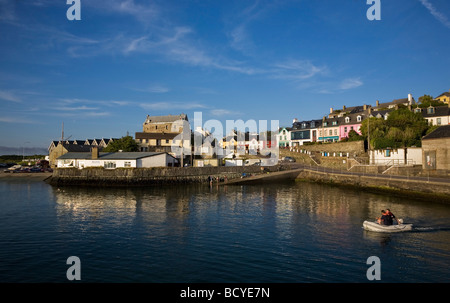 Le port de pêche avec O'Driscoll's Castle sur l'horizon, Baltimore, dans le comté de Cork, Irlande Banque D'Images