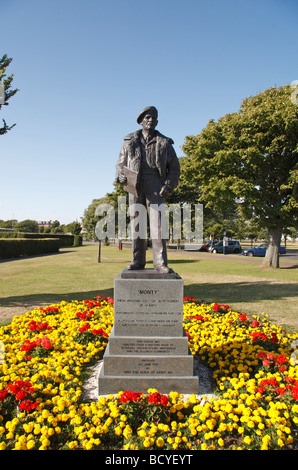 La statue de Memorial Field Marshal Montgomery Vicomte d'Alamein en face du D-Day Museum, Southsea, Hampshire, Angleterre. Banque D'Images