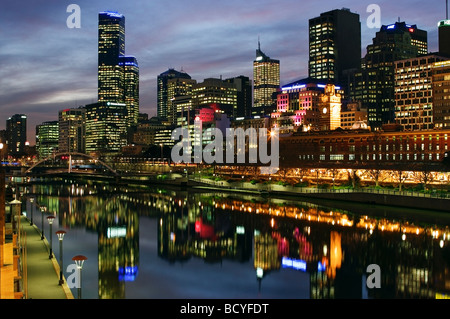 Le centre-ville de Melbourne au crépuscule. Banque D'Images