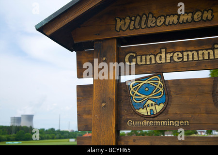 Panneau de bienvenue avec atomic emblème de la petite ville de Gundremmingen en Bavière, Allemagne ; centrale nucléaire dans l'arrière-plan Banque D'Images