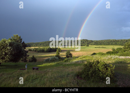 Des arcs-en-ciel primaire et secondaire sur la vallée de Gauja dans Gaujiena Lettonie Banque D'Images