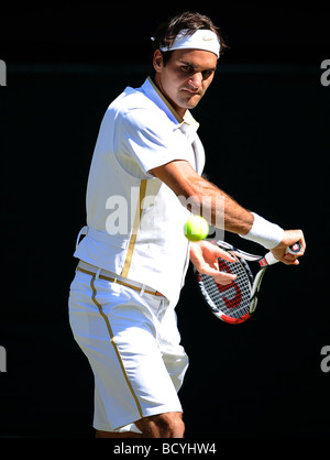 ROGER FEDERER se réchauffe avant le championnat de Wimbledon Wimbledon 2009 Londres Angleterre 24 Juin 2009 Banque D'Images