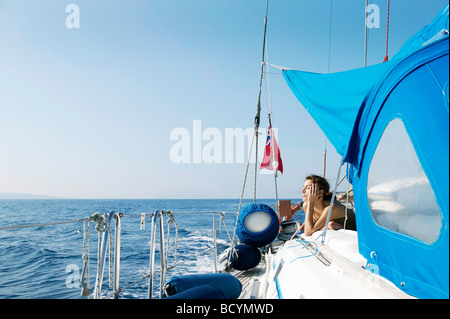 Woman Relaxing on bateau à voile Banque D'Images