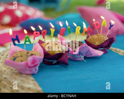 Gâteaux disant joyeux anniversaire avec des bougies Banque D'Images