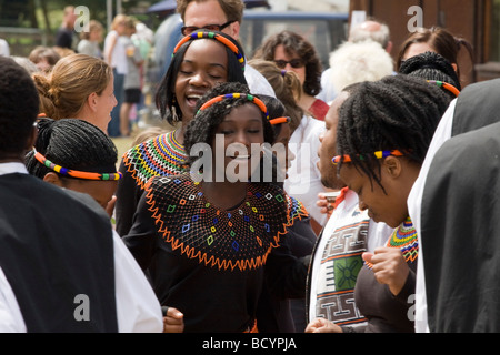 Membres des jeunes guerriers Zulu Gospel Choir dans la foule à la Maverick Alt Country Festival à Easton, dans le Suffolk. Banque D'Images