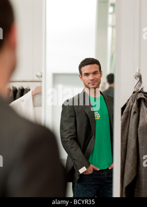 L'homme en se regardant dans le miroir Banque D'Images