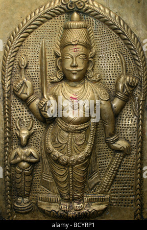 Plaque en laiton d'un dieu hindou prises à Bangalore, Inde Banque D'Images