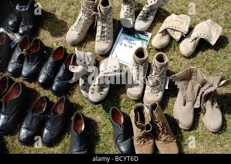 Des officiers écossais brogues Chaussures et bottes désert exposés à la vente au Festival militaire COLCHESTER Colchester dans l'Essex, UK Banque D'Images