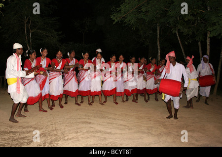 Un plateau de danse tribu groupe exécutant dans l'état d'Assam, Inde Banque D'Images