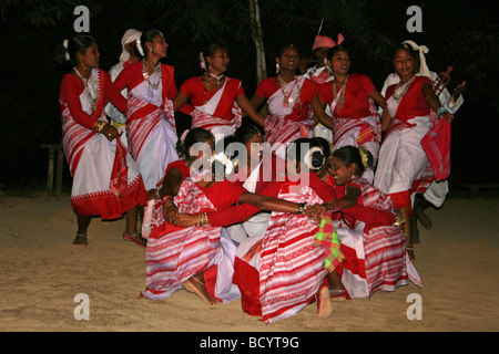 Un plateau de danse tribu groupe exécutant dans l'état d'Assam, Inde Banque D'Images