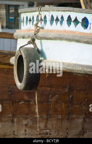 Un bateau en bois au lever du soleil, au Dubaï Creek pier à Al Ras, Deira, Dubaï. Banque D'Images