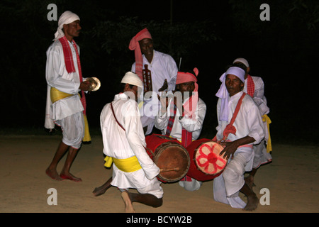 Les musiciens d'un groupe de danse tribu Thé Assam en Inde, de l'État Banque D'Images