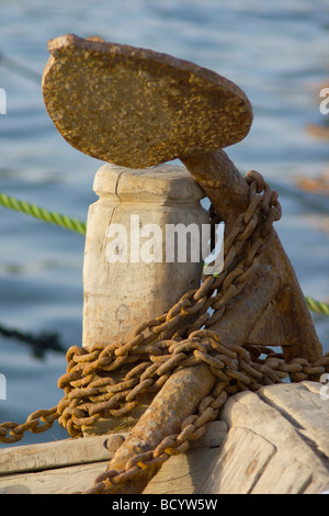 L'ancre sur un bateau en bois au lever du soleil, au Dubaï Creek pier à Al Ras, Deira, Dubaï. Banque D'Images