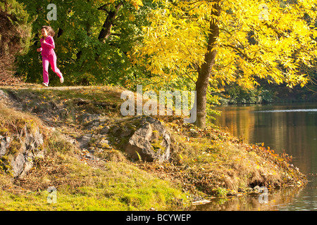 Woman Jogging dans le parc Banque D'Images