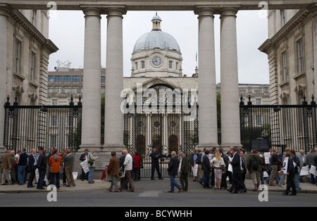 Les agriculteurs qui protestaient devant les bâtiments du gouvernement irlandais dans le centre-ville de Dublin République d'Irlande au cours de la crise financière de 2009 Banque D'Images