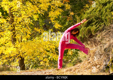 Woman stretching dans le parc Banque D'Images