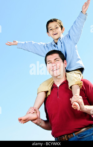 Portrait de père en fils en épaule donnant Banque D'Images