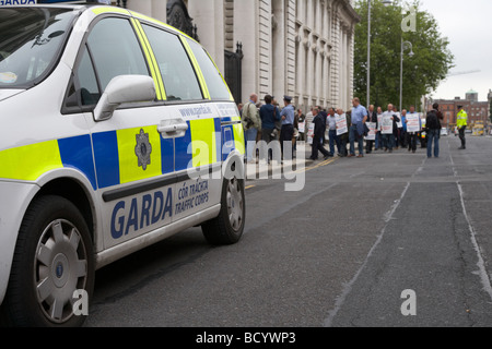 Véhicule de police irlandaise garda participant à une manifestation d'agriculteurs devant les bâtiments gouvernementaux dans le centre-ville de Dublin République d'Irlande Banque D'Images