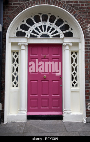 Peint en rose porte géorgienne Merrion Square Dublin République d'Irlande Banque D'Images