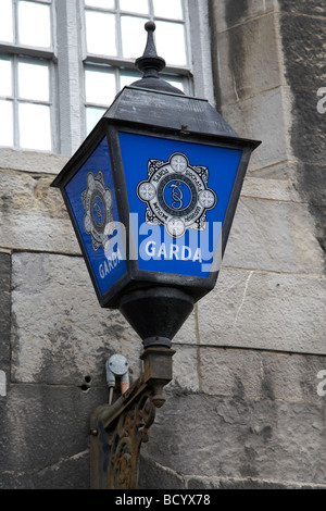 Lampe bleu au-dessus de la station Porte de la Garda Siochana na heireann la force de police irlandaise à Dublin en Irlande Banque D'Images