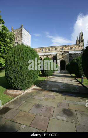 Ville de Gloucester, en Angleterre. Chemin menant à l'entrée principale et l'élévation nord de l'abbaye de Tewkesbury. Banque D'Images