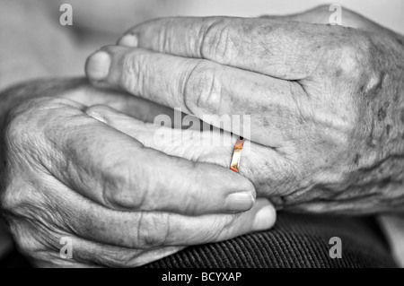 Gros plan sur femme âgée mains avec bague de mariage d'or Banque D'Images