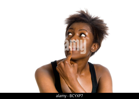 Close up studio horizontale portrait d'une jolie femme africaine avec son doigt sur ses lèvres à la peur Banque D'Images