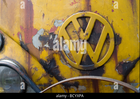 Close up de l'insigne à l'avant d'un vieux camping-car volkswagen rouillée Banque D'Images