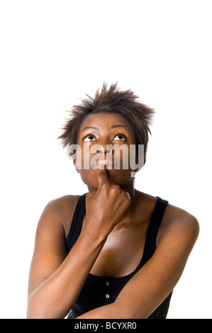 Close up vertical studio portrait d'une femme africaine avec son doigt sur ses lèvres à la peur Banque D'Images