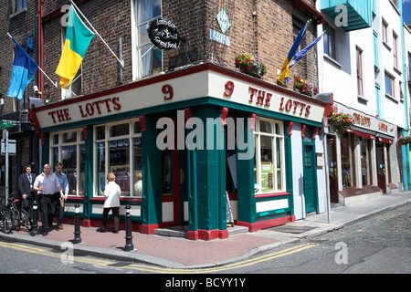 le pub et le bar des lotts traditionnel irlandais pub inférieur liffey street dublin république d'irlande dublins plus petit bar Banque D'Images
