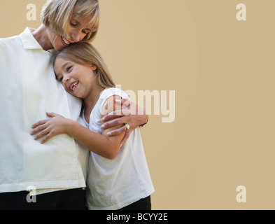 Mère enceinte hugging daughter Banque D'Images