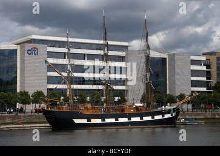 Le Jeanie Johnston xixe siècle replica Irish Sailing Ship amarré à la Dublin City moorings dans le quartier des docks de Dublin City Banque D'Images