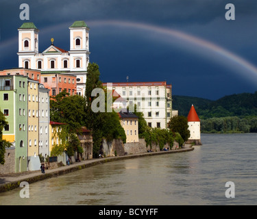 DE - Haute-bavière : Arc-en-ciel sur Passau & River Inn Banque D'Images