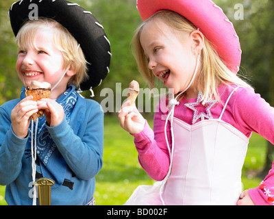 Les enfants avec des costumes, eating ice-cream Banque D'Images