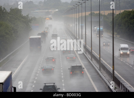 Le trafic sur l'autoroute M5 près de Guingamp, Worcestershire, provoquant de fortes pluies pendant la pulvérisation. Banque D'Images