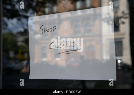 Shop closed sign dans la fenêtre d'un bâtiment vacant Dublin République d'Irlande Banque D'Images