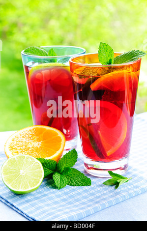 Punch aux fruits rafraîchissante dans deux verres à l'extérieur Banque D'Images