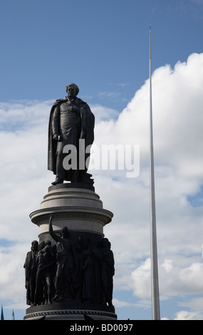 La statue commémorative oconnell daniel à la fin de l'oconnell street avec la spire de dublin dans l'arrière-plan la ville de Dublin Banque D'Images