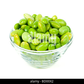 Les fèves de soja Edamame écossées dans bol en verre Banque D'Images