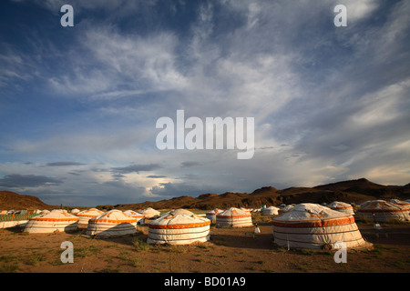 Gers traditionnels d'un camp touristique, désert de Gobi, Mongolie Banque D'Images